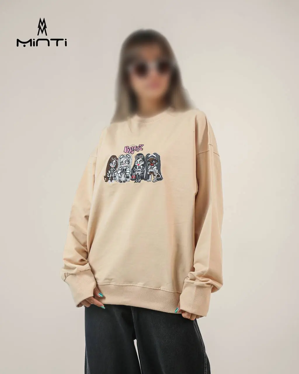 Kids-Crew-Neck-Bratz-Doll-Embroidered-Long-Sleeve-Sweatshirt-Cream دورس گلدوزی شده طرح عروسک bratz رنگ کرم بچگانه و نوجوان