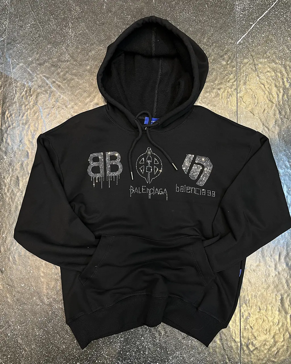 Teen-Balenciaga-Rhinestone-Logo-Hoodie-Black-Front نمای جلوی هودی رگلان بالنسیگا نگین کار شده رنگ مشکی بچگانه و نوجوان