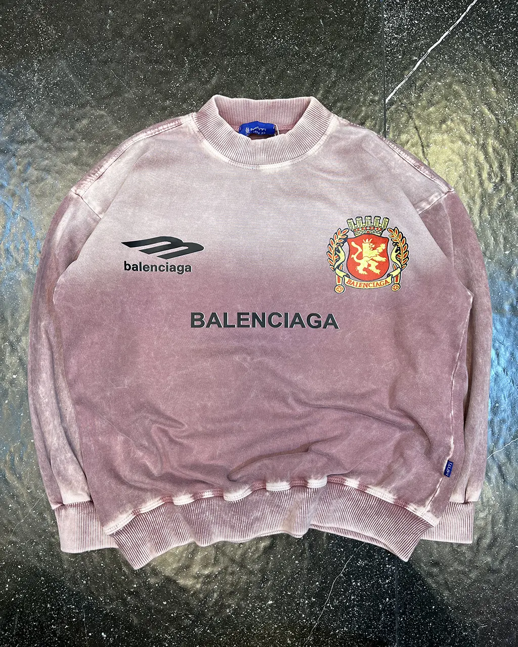 Balenciaga-Manchester-United-Long-Sleeve-Shirt-Pastel-Pink بلوز طرح بالنسیگا با لوگو منچستریونایتد رنگ پنککی