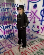 نمای جلوی هودی گلدوزی نوار دار armani رنگ مشکی