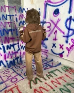 نمای پشت هودی گلدوزی نوار دار armani رنگ قهوه ای