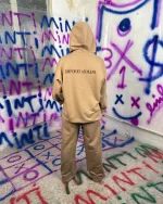 نمای پشت هودی گلدوزی نوار دار armani رنگ نسکافه ای