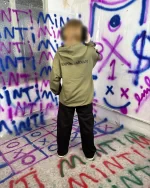 نمای پشت هودی گلدوزی نوار دار armani رنگ زیتونی