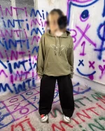 نمای جلوی هودی گلدوزی نوار دار armani رنگ زیتونی