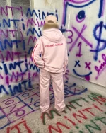 نمای پشت هودی گلدوزی نوار دار armani رنگ صورتی