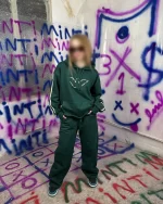 نمای جلوی هودی گلدوزی نوار دار armani رنگ سبز کله غازی