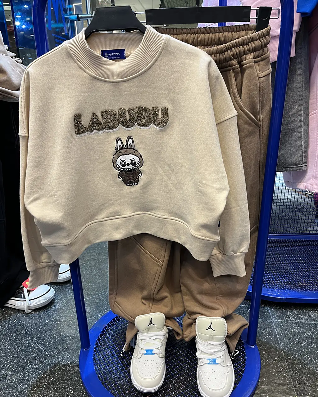 Labubu-Embroidery-Design-Crop-Cream کراپ لبوبو گلدوزی 3 نخ رنگ کرم