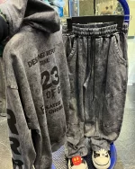 نمای پشت ست هودی و شلوار fear of god رنگ زغالی