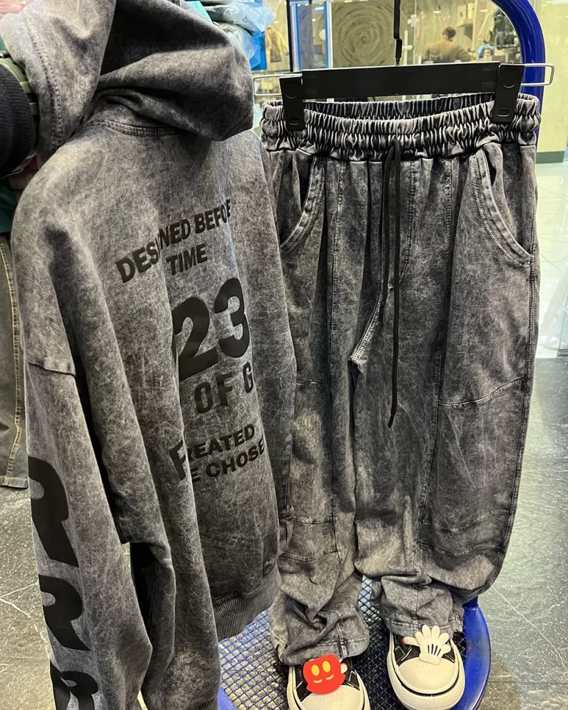 نمای پشت ست هودی و شلوار fear of god رنگ زغالی