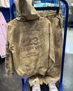 نمای پشت ست هودی و شلوار fear of god رنگ کرم