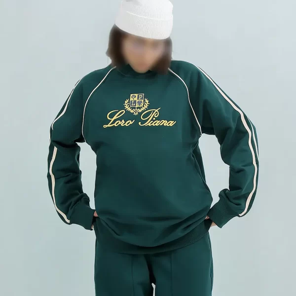 بلوز طرح لوگو گلدوزی شده Loro Piana رنگ سبز کله غازی