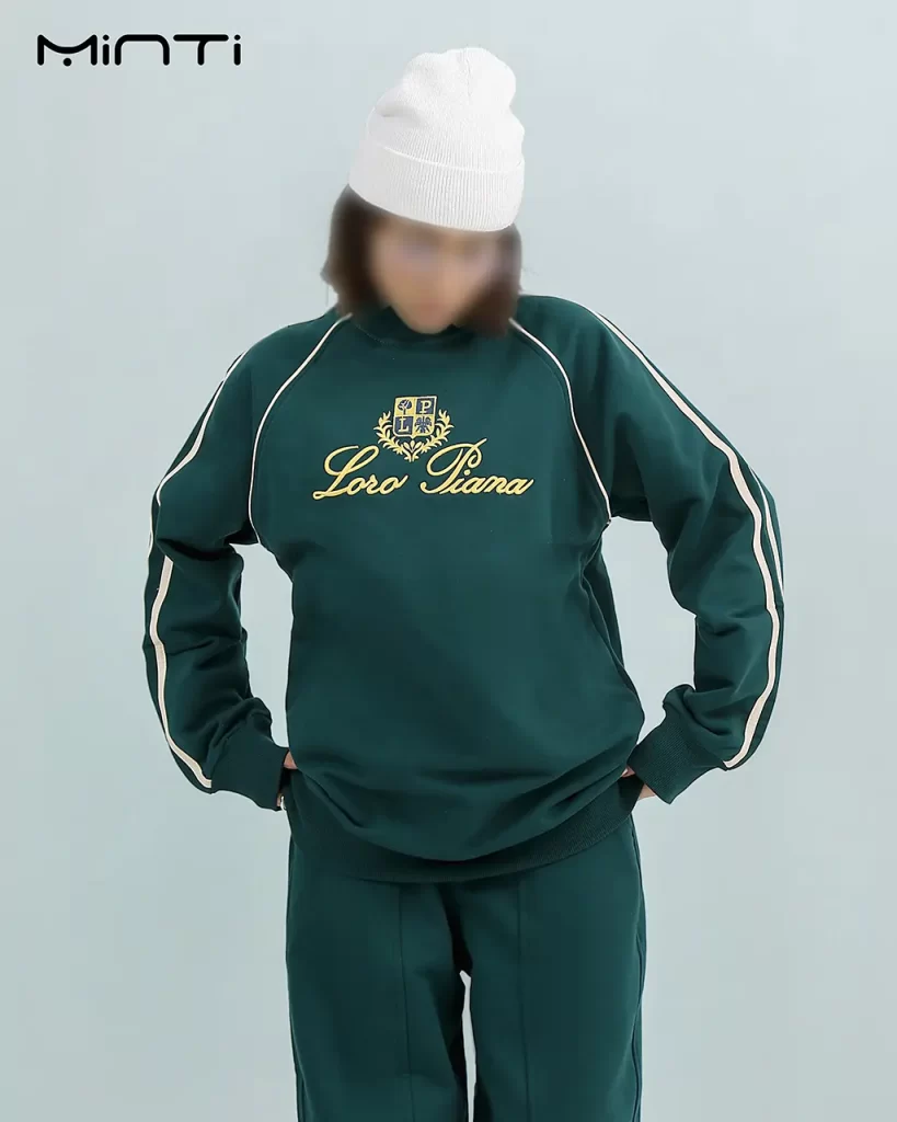 بلوز طرح لوگو گلدوزی شده Loro Piana رنگ سبز کله غازی