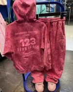 نمای پشت ست هودی و شلوار fear of god رنگ سرخابی