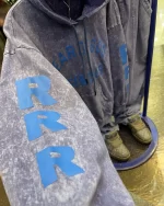 نمای آستین ست هودی و شلوار fear of god رنگ سرمه ای